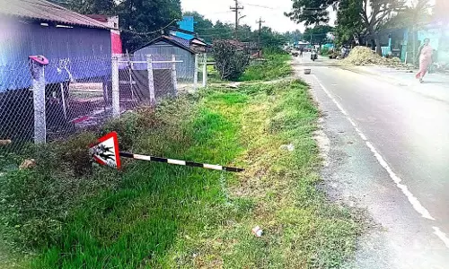 வாய்க்காலில் கிடக்கும் அறிவிப்பு பலகை வாய்க்காலில் கிடக்கும் அறிவிப்பு பலகை