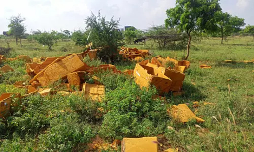 சாலையோர நிலங்களில் கொட்டப்படும் குப்பைகள் சாலையோர நிலங்களில் கொட்டப்படும் குப்பைகள்