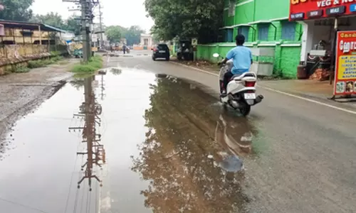 சாலையில் தேங்கும் மழைநீர் சாலையில் தேங்கும் மழைநீர்