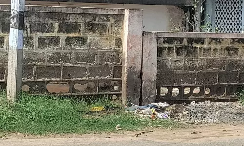 வெடிப்புகளுடன் காணப்படும் பள்ளியின் சுற்றுச்சுவர் வெடிப்புகளுடன் காணப்படும் பள்ளியின் சுற்றுச்சுவர்