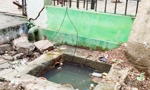 திறந்து கிடக்கும் கழிவு நீர் தொட்டி திறந்து கிடக்கும் கழிவு நீர் தொட்டி