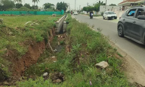 கிடப்பில் போடப்பட்ட வாய்க்கால் அமைக்கும் பணி கிடப்பில் போடப்பட்ட வாய்க்கால் அமைக்கும் பணி