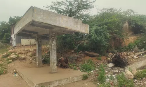 புதிய நிழற்குடை அமைக்க வேண்டும் புதிய நிழற்குடை அமைக்க வேண்டும்