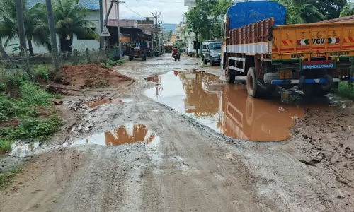 பள்ளத்தில் தேங்கும் மழைநீர்