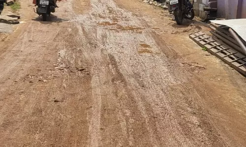 மண்பாதையாக மாறிய சாலை மண்பாதையாக மாறிய சாலை