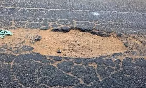 குண்டும் குழியுமான சாலை குண்டும் குழியுமான சாலை