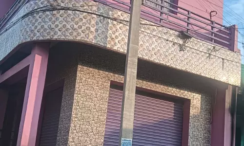 போக்குவரத்துக்கு இடையூறான மின்கம்பம் போக்குவரத்துக்கு இடையூறான மின்கம்பம்