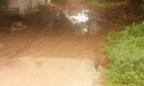 மழையில் உருக்குலைந்த சாலை மழையில் உருக்குலைந்த சாலை