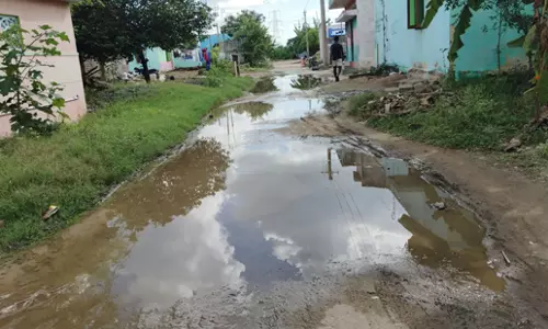 சாலையில் தேங்கும் கழிவுநீர் சாலையில் தேங்கும் கழிவுநீர்