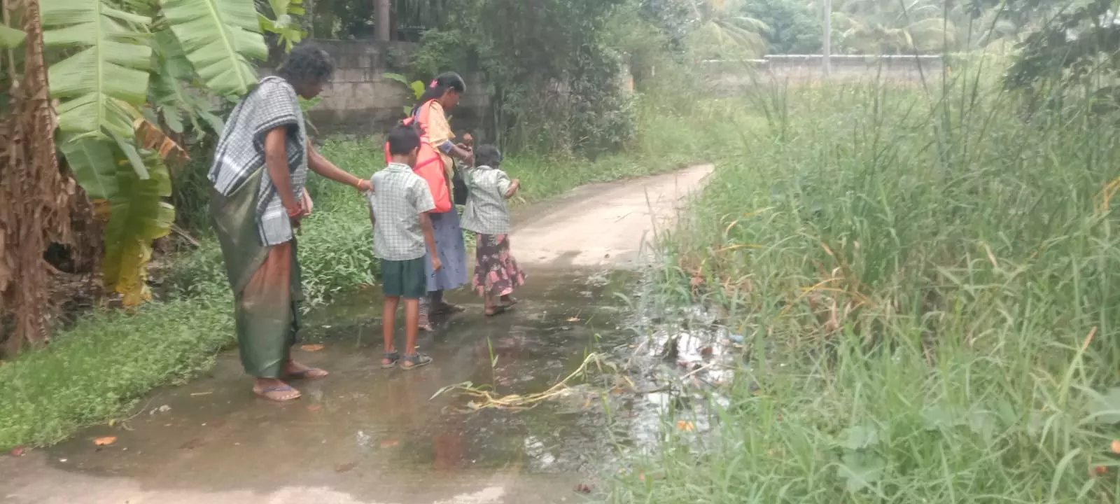 பொதுமக்கள் அவதி பொதுமக்கள் அவதி