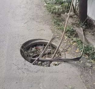 சேதமடைந்த கழிவுநீர் கால்வாய் மூடி சேதமடைந்த கழிவுநீர் கால்வாய் மூடி