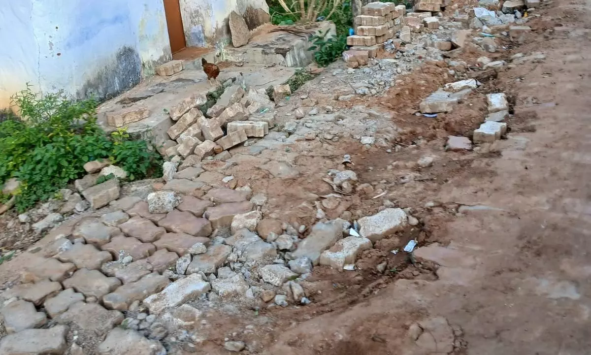 உருக்குலைந்த சாலை உருக்குலைந்த சாலை