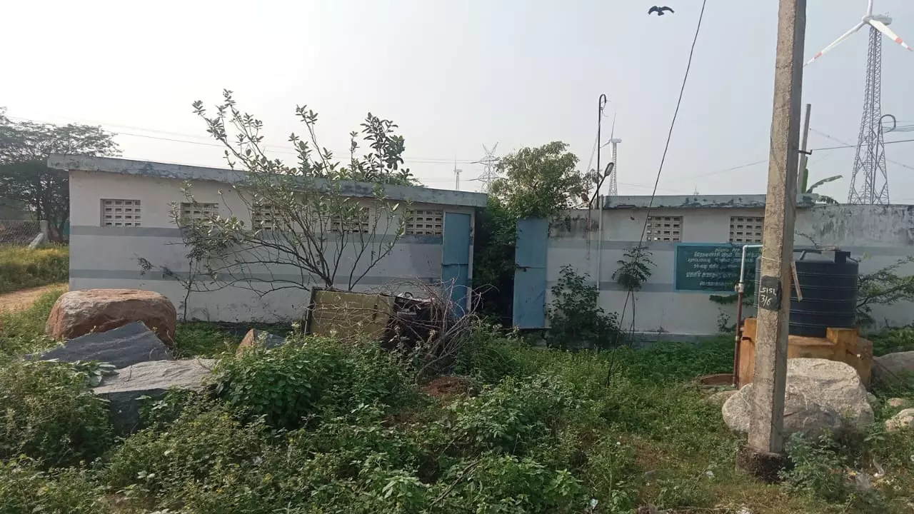 செயல்படாத சுகாதார வளாகம் செயல்படாத சுகாதார வளாகம்