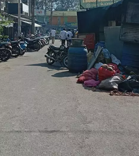 ஆக்கிரமிப்பால் சுருங்கிய சாலை ஆக்கிரமிப்பால் சுருங்கிய சாலை