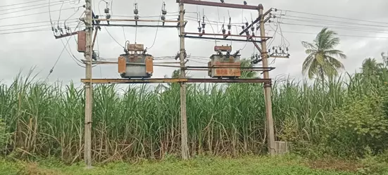 டிரான்ஸ்பார்மரின் மின்கம்பங்கள் பழுது டிரான்ஸ்பார்மரின் மின்கம்பங்கள் பழுது