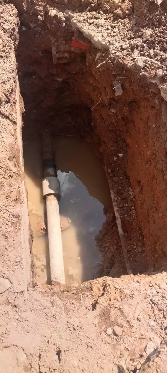 மூடப்படாத குடிநீர் குழாய் பள்ளம் மூடப்படாத குடிநீர் குழாய் பள்ளம்