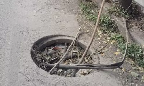 சேதமடைந்த கழிவுநீர் கால்வாய் மூடி சேதமடைந்த கழிவுநீர் கால்வாய் மூடி