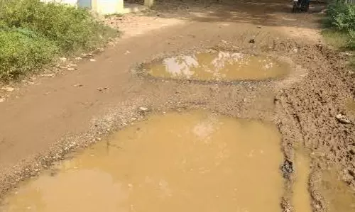 குண்டும் குழியுமான சாலை குண்டும் குழியுமான சாலை