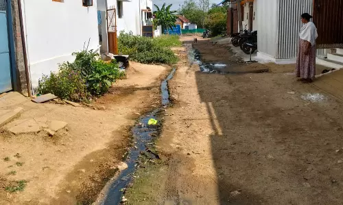 ரோட்டில் செல்லும் கழிவுநீர் ரோட்டில் செல்லும் கழிவுநீர்