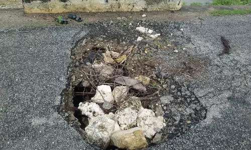 பாலத்தில் ராட்சத பள்ளம் பாலத்தில் ராட்சத பள்ளம்