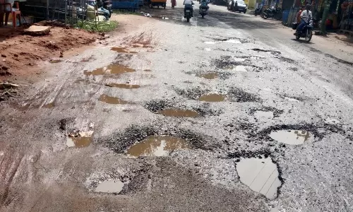 குண்டும் குழியுமான சாலை