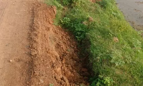 சாலையோரம் ஆபத்தான பள்ளம் சாலையோரம் ஆபத்தான பள்ளம்