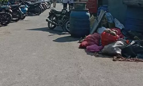 ஆக்கிரமிப்பால் சுருங்கிய சாலை