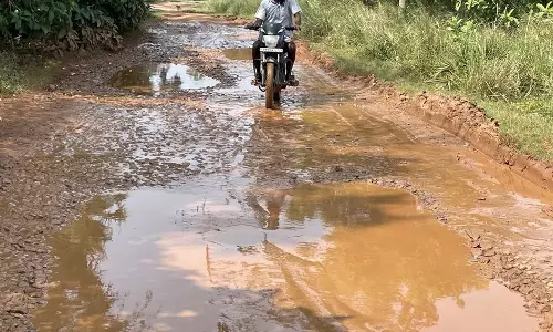 சேறும் சகதியுமான சாலை சேறும் சகதியுமான சாலை