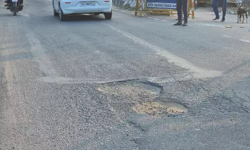 சாலை பள்ளத்தால் விபத்து