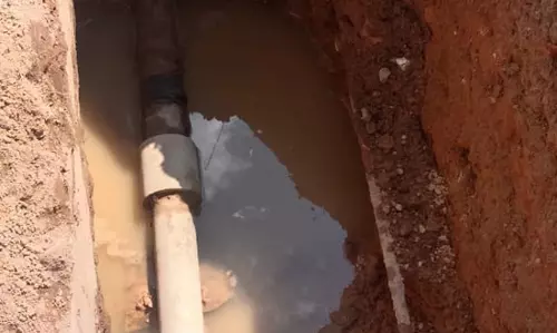 மூடப்படாத குடிநீர் குழாய் பள்ளம் மூடப்படாத குடிநீர் குழாய் பள்ளம்