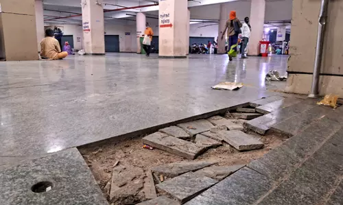 உடைந்து கிடக்கும் தள கற்கள் உடைந்து கிடக்கும் தள கற்கள்