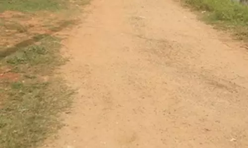 தார் சாலை அமைக்க வேண்டும் தார் சாலை அமைக்க வேண்டும்