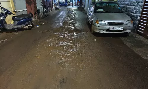 குண்டும், குழியுமான சாலை