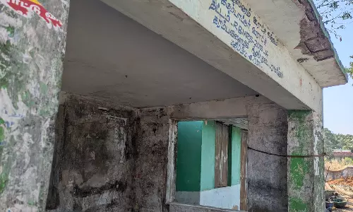 சேதமடைந்த பயணிகள் நிழற்குடை