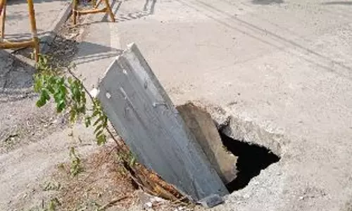 சேதமடைந்த பாதாளசாக்கடை மூடி சேதமடைந்த பாதாளசாக்கடை மூடி