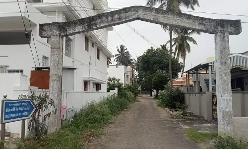 சேதமடைந்த நுழைவு வாயிலால் ஆபத்து