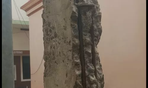 சேதமடைந்த மின்கம்பம்