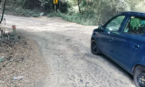 குண்டும், குழியுமான சாலை