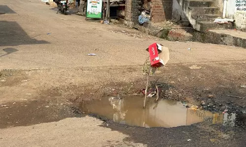 சாலையில் ராட்சத பள்ளம்