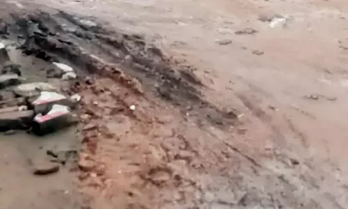 சேதமடைந்த சாலை