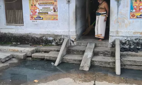 வீடுகளின் முன்பு தேங்கும் கழிவுநீர் வீடுகளின் முன்பு தேங்கும் கழிவுநீர்