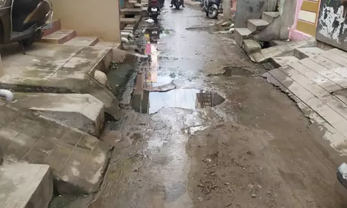 சாலையில் ஓடும் கழிவுநீர் சாலையில் ஓடும் கழிவுநீர்