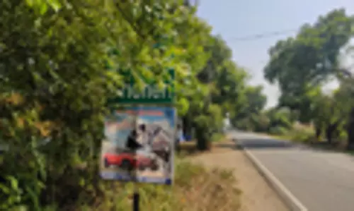 ஊர் பெயரை மறைக்கும் மரக்கிளைகள்