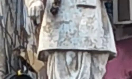 ராஜாஜி சிலையை சீர் செய்வார்களா?