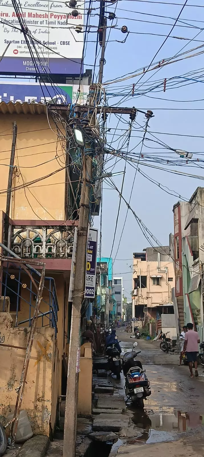 வீட்டை உரசும் மின்வயர்கள் வீட்டை உரசும் மின்வயர்கள்