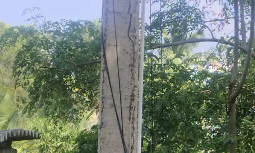 சேதமடைந்த மின்கம்பம்