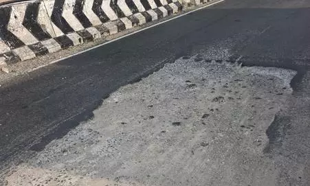 சேதமடைந்த சாலை