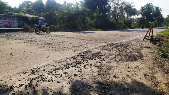 கற்கள் சிதறிய சாலை சீரமைக்கப்படுமா?