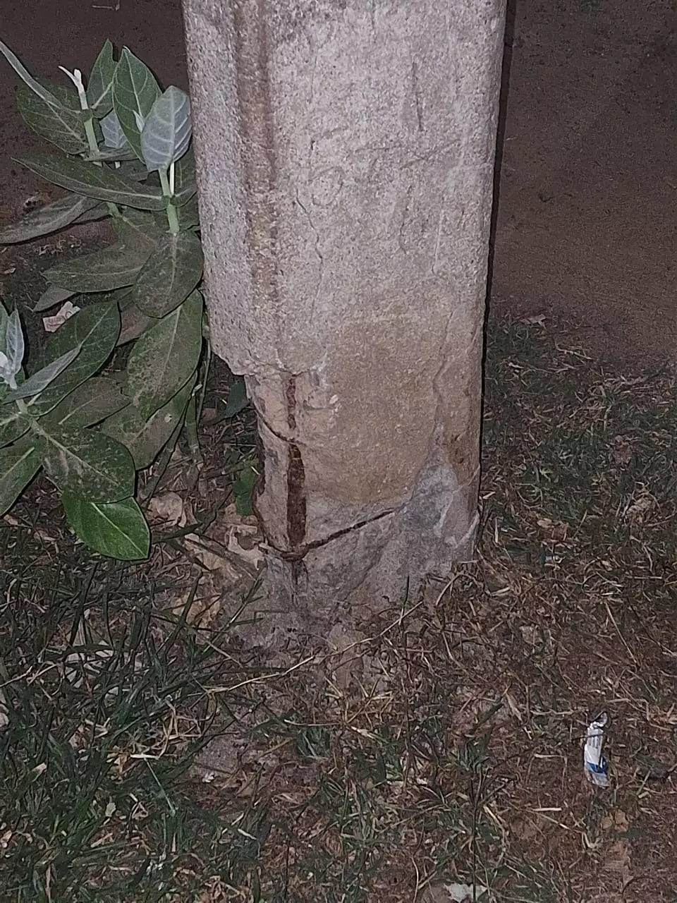 சேதமடைந்த மின்கம்பம் சேதமடைந்த மின்கம்பம்