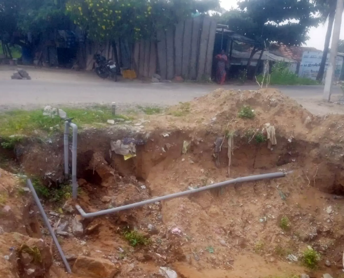 கிடப்பில் போடப்பட்ட குடிநீர் தொட்டி பணி கிடப்பில் போடப்பட்ட குடிநீர் தொட்டி பணி